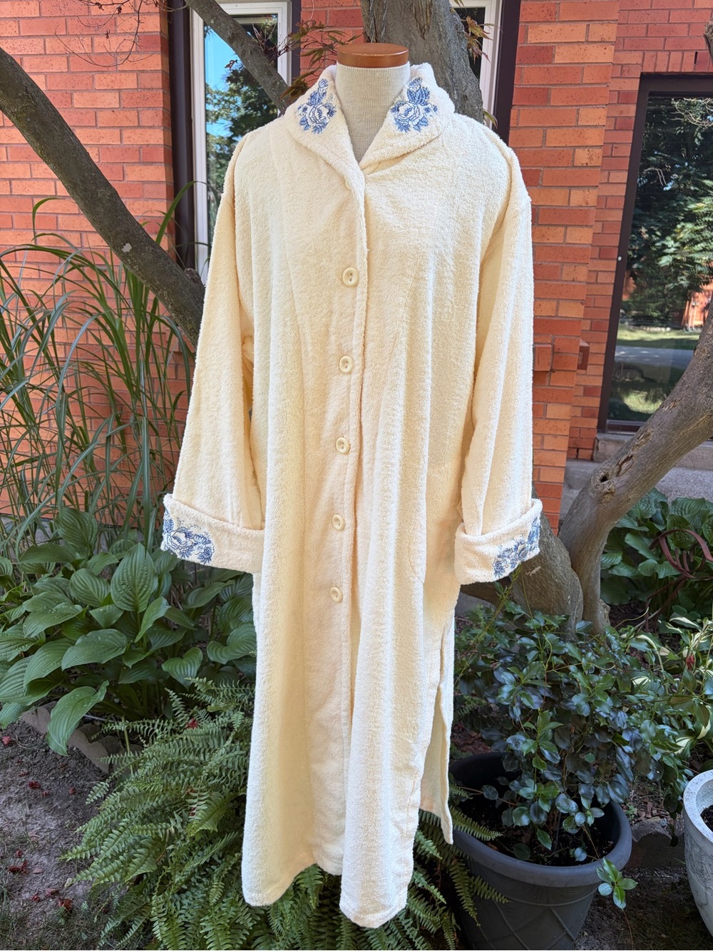 Crabtree and Evelyn Ivory Embroidered Collar Button-Up Robe